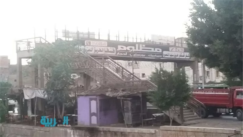 بالصور.. أهالي قرية أسنيت يعانون من إهمال كوبري المشاة