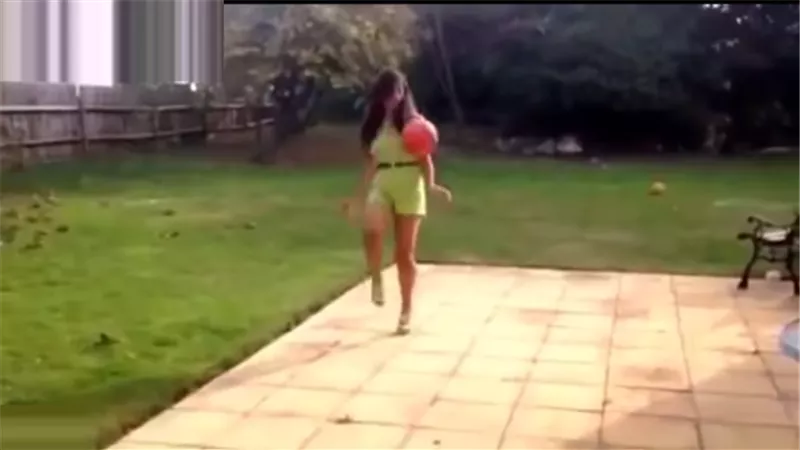 بالفيديو.. حسناء تستعرض مهارتها في كرة القدم: 