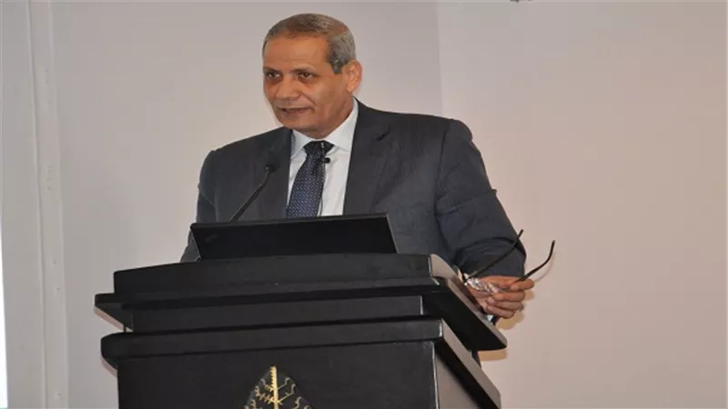 وسط زغاريد الأهالي.. تكريم أوائل الثانوية العامة والدبلومات الفنية.. وزير التعليم يمنح المتفوقين أجهزة 