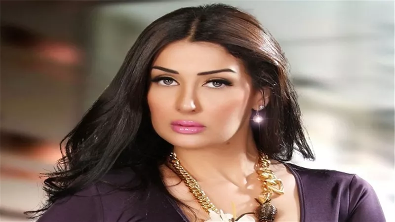 غادة عبدالرازق تتعرض للسخرية بسبب اللوك الأحمر
