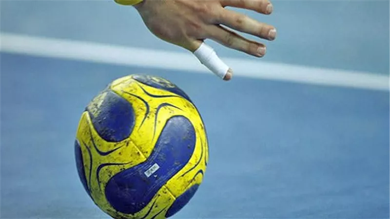 شاهد.. لاعب منتخب اليد يشارك في مباراة السويد بـ