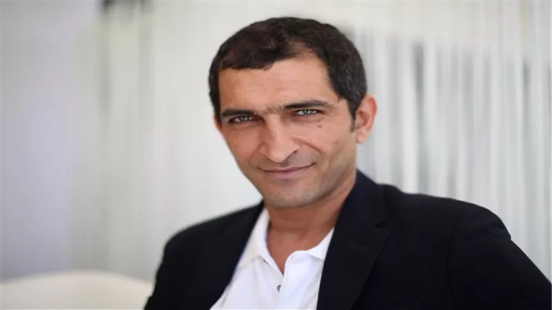 عمرو واكد يعلن تقديم دورات مجانية في التمثيل