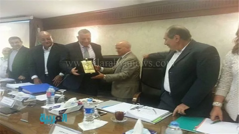 محافظ الجيزة يكرم مدير العلاقات العامة