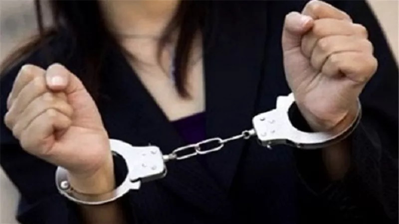 ضبط ربة منزل أثناء توزيعها المخدرات 