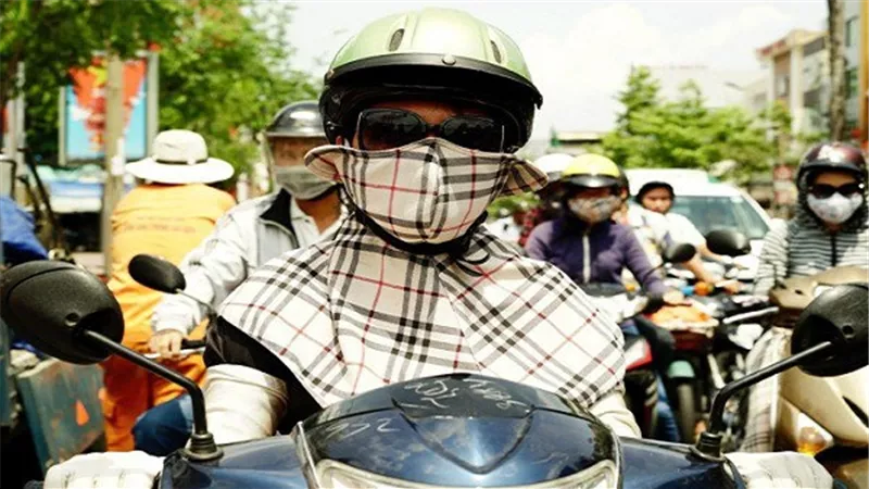 بالصور.. نساء فيتنام يحمين بشرتهن بطريقة غريبة