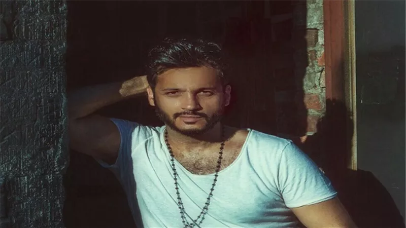 إيساف ضيف برنامج 
