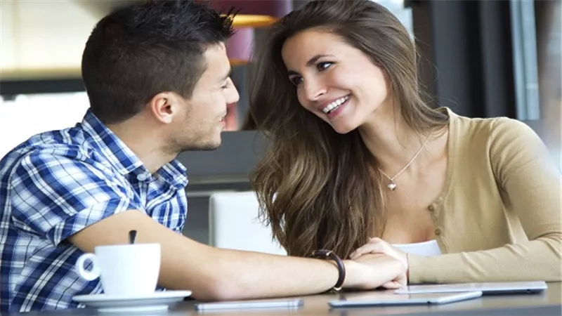 للمقبلين على الزواج.. اختيار الفتاة الذكية يطيل عمر الرجل