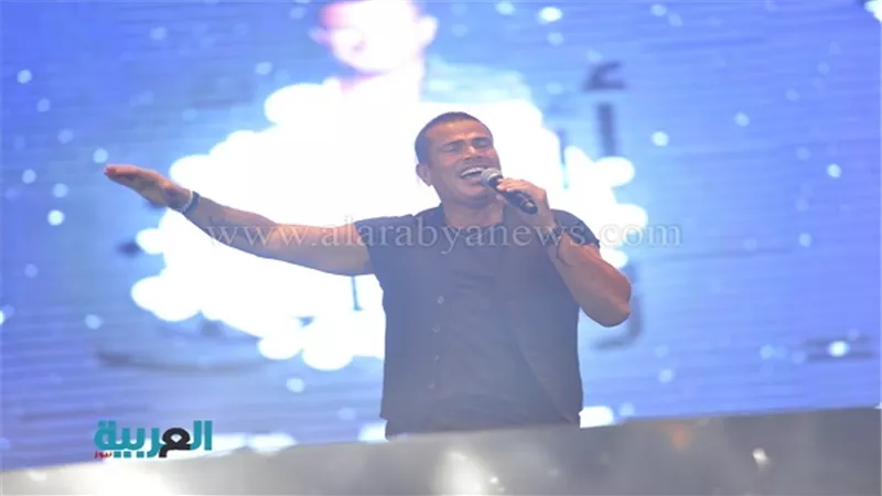 عمرو دياب يظهر مفتول العضلات.. وجمهوره: 