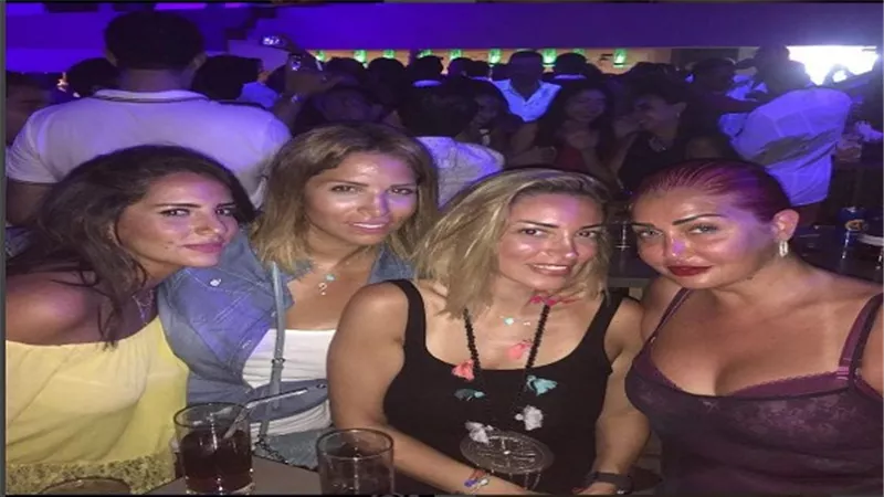 غادة عبدالرازق تثير الجدل بملابسها شبه العارية في ملهى ليلي