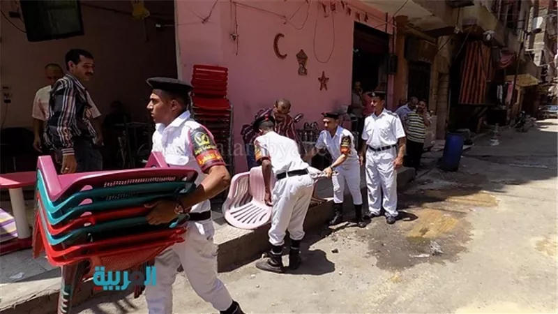 بالصور.. حملة لإغلاق المقاهي المخالفة بحي الزيتون 