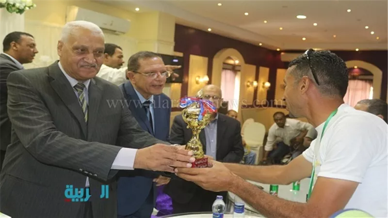 بالصور.. محافظ السويس يكرم الفرق الفائزة في بطولة الجمهورية 