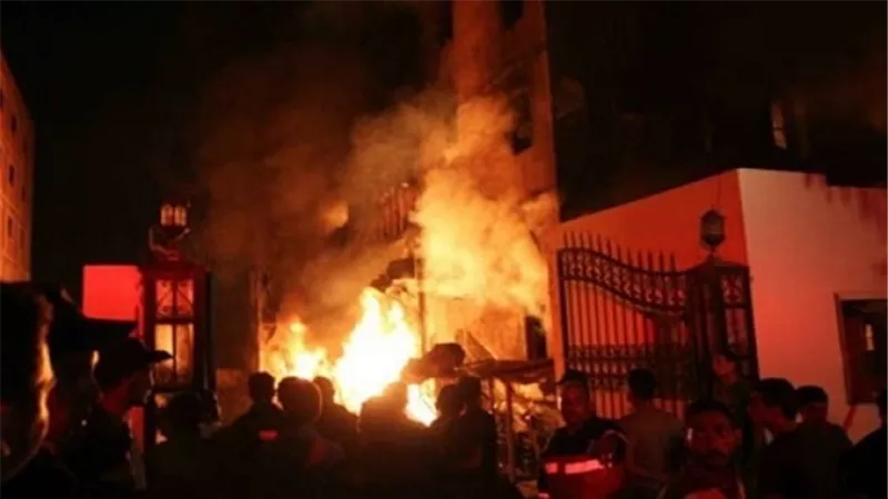 الدفع بـ 16 سيارة إطفاء لإخماد حريق بمصنع في 6 أكتوبر