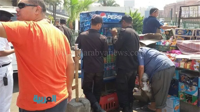 بالصور.. حي غرب القاهرة يشن حملة لإزالة الإشغالات بوسط البلد
