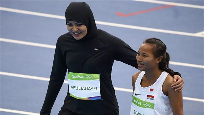 بالصور.. عداءة سعودية تشارك في أولمبياد 