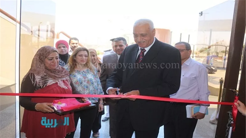 بالصور.. محافظ السويس يفتتح معرض 