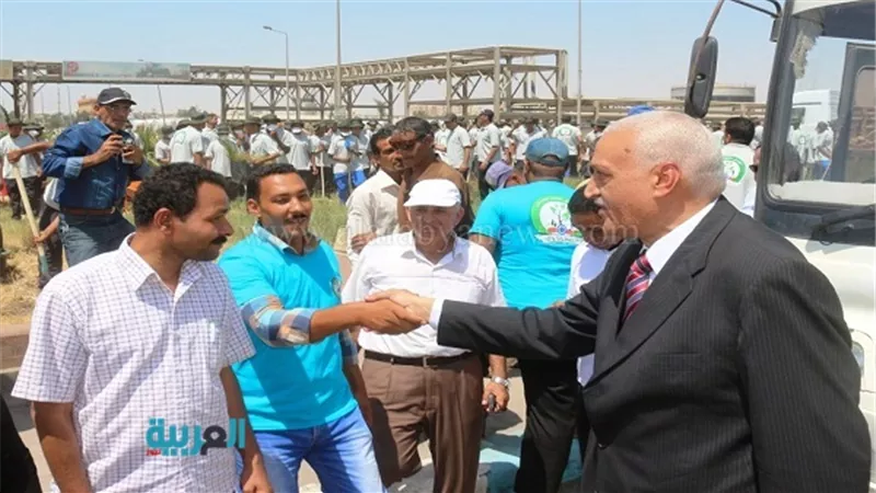 بالصور.. محافظ السويس يتفقد حملة فعاليات 