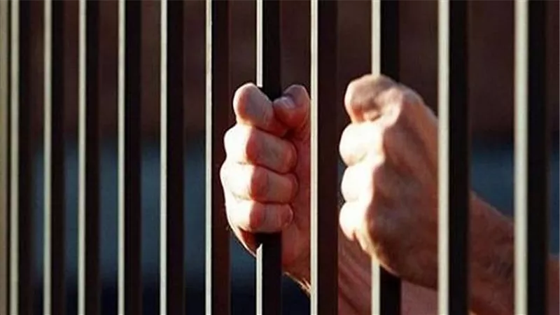 السجن 10 سنوات لأب ونجله متهمين بقتل شاب في الوراق