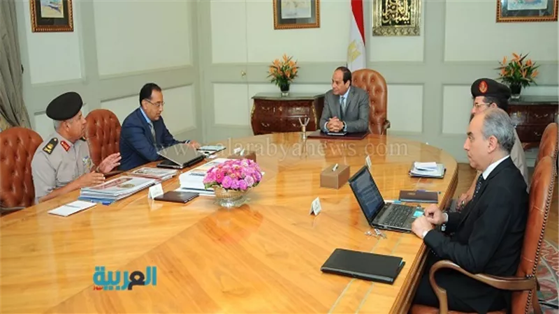 السيسي يجتمع بوزير الإسكان ورئيس الهيئة الهندسية للقوات المسلحة