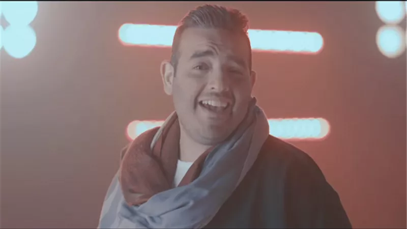 عروسان يعترضان على ظهورهما بكليب 