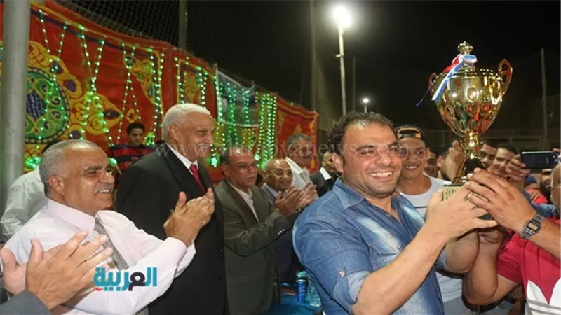 بالصور.. محافظ السويس يسلم فريق 