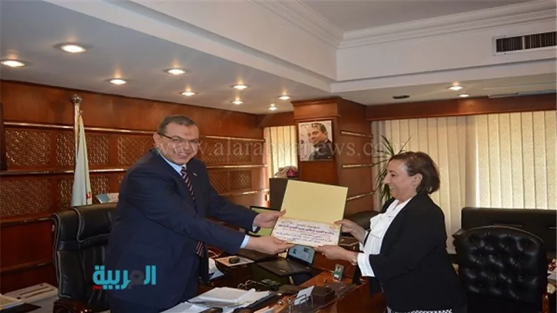 بالصور.. وزير القوى العاملة يكرم 7 موظفين محالين للمعاش 