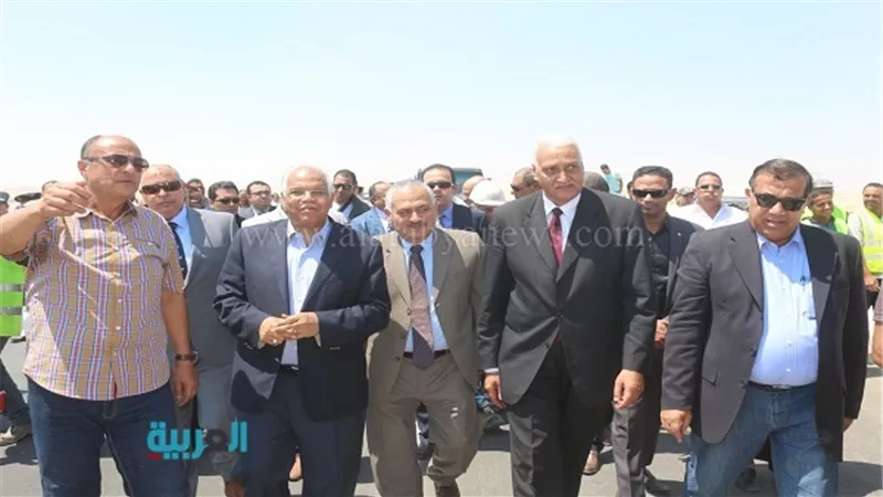 بالصور.. جولة وزير النقل بمنطقة القناة.. افتتاح طريق 