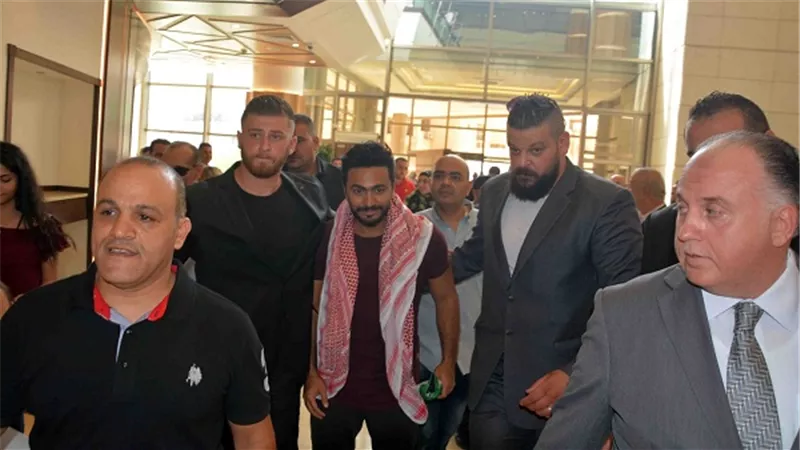 بالصور.. استقبال حافل لتامر حسني في مطار الملكة علياء بالأردن
