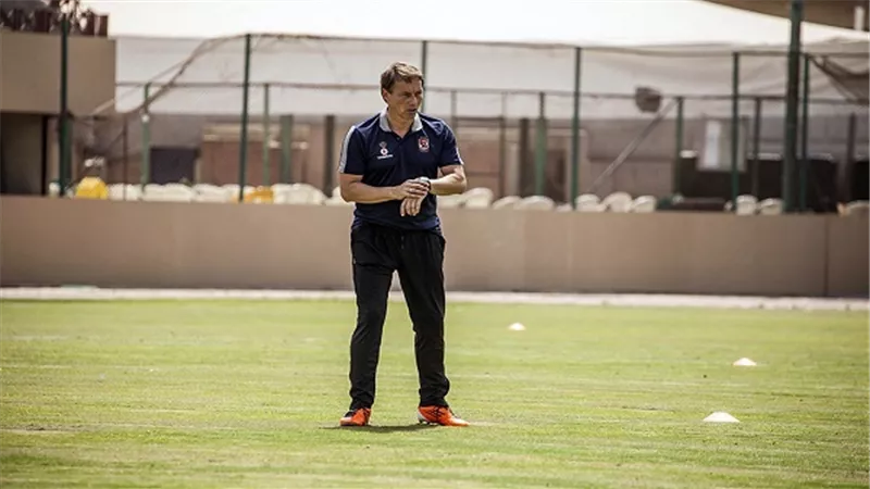 مايكل ليندمان يجمع متعلقاته من الأهلي 