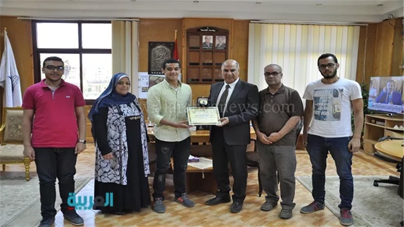 رئيس جامعة كفرالشيخ يكرم بطل القارة في المصارعة الرومانية 