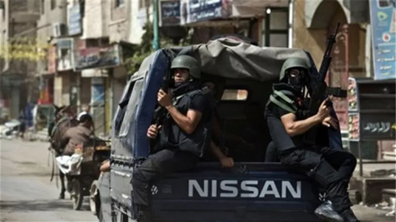 مراهق يمزق جسد فتاة وشقيقها أثناء تحرشه بها ببنها 