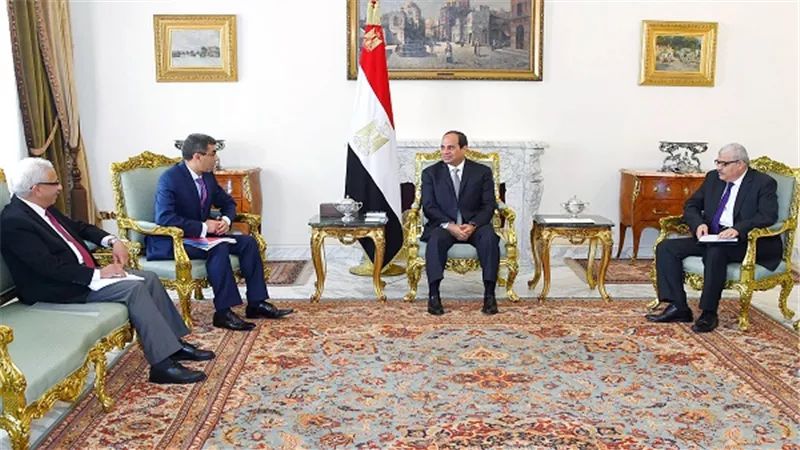 السيسي لرؤساء الصحف القومية: لم استأذن أحدًا في قرارتنا حينما كنت وزيرًا للدفاع.. لا أحد يملي علينا شيئًا.. مباحثات سد النهضة تسير بشكل مطمئن.. لا توجد قوات مصرية بأي بلد