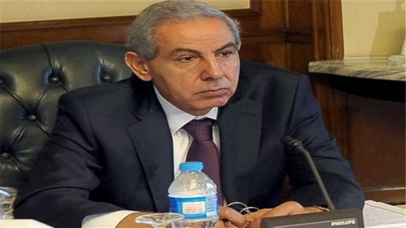 وزير الصناعة يستعرض مع أعضاء 
