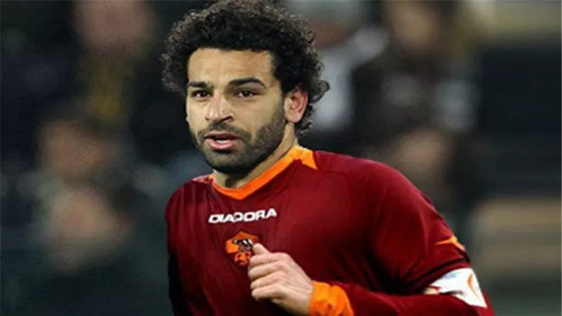 بالصور.. صفحة روما تتحدث عن وصلة مدح من شاب عربي لمحمد صلاح