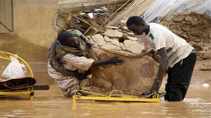 والي سوداني يترك بلدته غارقة في السيول ويستمتع بإجازته الصيفية