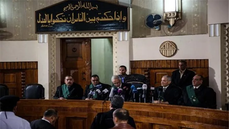 إعادة محاكمة 19 متهمًا في 