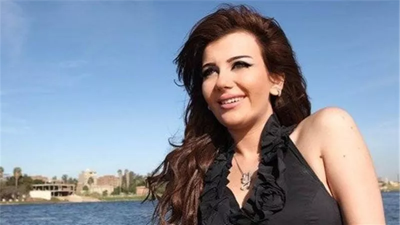 زوجة عماد متعب تثير غضب جمهور الأهلي.. شاهد تصرفها