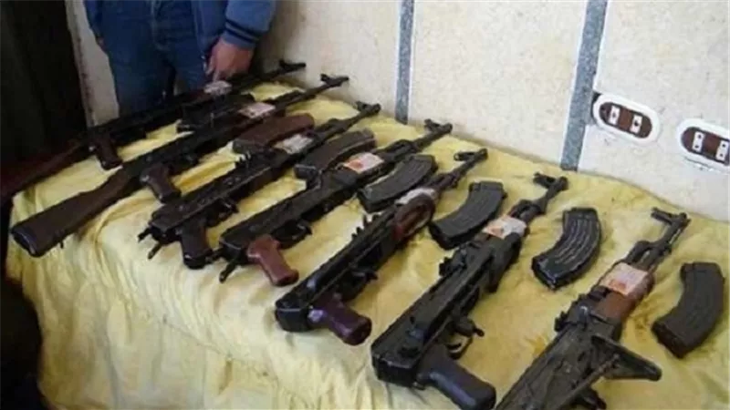 النيابة تأمر بحبس عاطل ضبط بسلاح آلي بالإسماعيلية