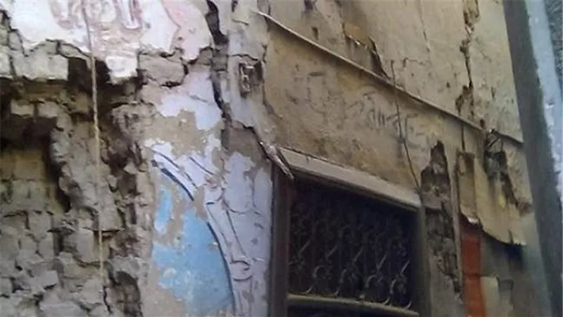 إخلاء عقارين بالمنصورة بعد ظهور تصدعات بسبب حفر برج ملاصق لهما