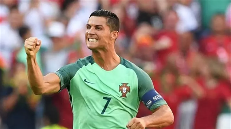 رونالدو أفضل لاعب في أوروبا متفوقًا على صديقه وجريزمان