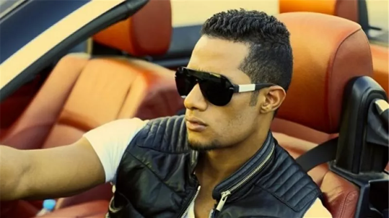 بالفيديو.. جمهور محمد رمضان يلتف حول سيارته الـ