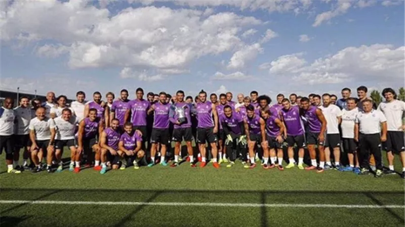 رونالدو يحتفل مع زملائه بجائزة أفضل لاعب في أوروبا
