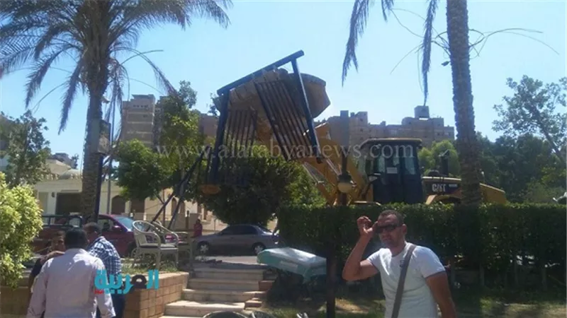 بالصور.. إغلاق وتشميع محلات مخالفة بحي المقطم