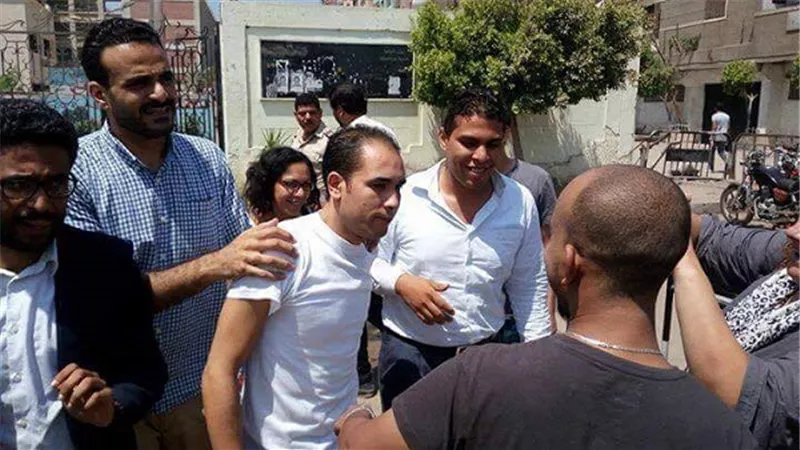 بالصور.. الإفراج عن مالك عدلي من قسم شرطة ثان شبرا الخيمة 
