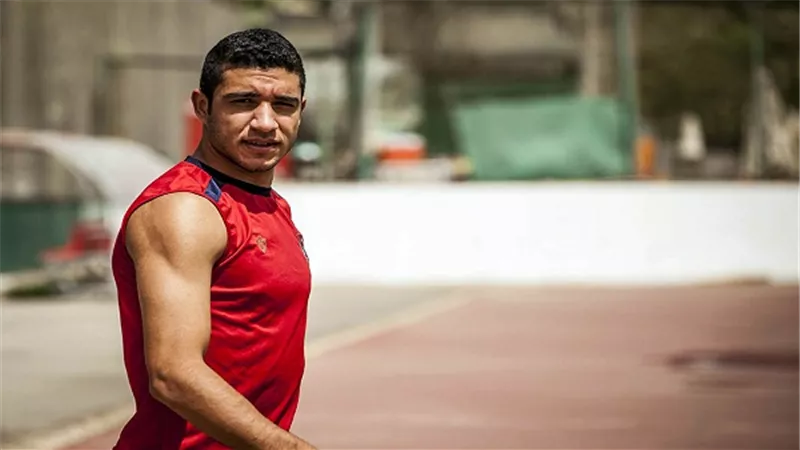 فحوصات طبية لمدافع الأهلي بعد خضوعه لجراحة بالغضروف