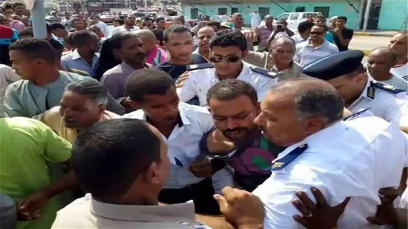 بالفيديو.. ضابط شرطة يتشاجر بالأيدى مع سائق تاكسي