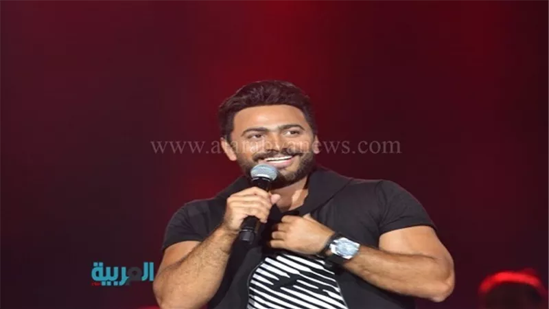 بالفيديو.. تامر حسني يغني 