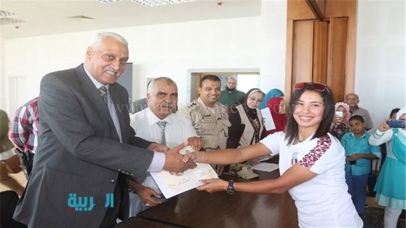 بالصور.. محافظ السويس يكرم أوائل الأزهر وأبطال 