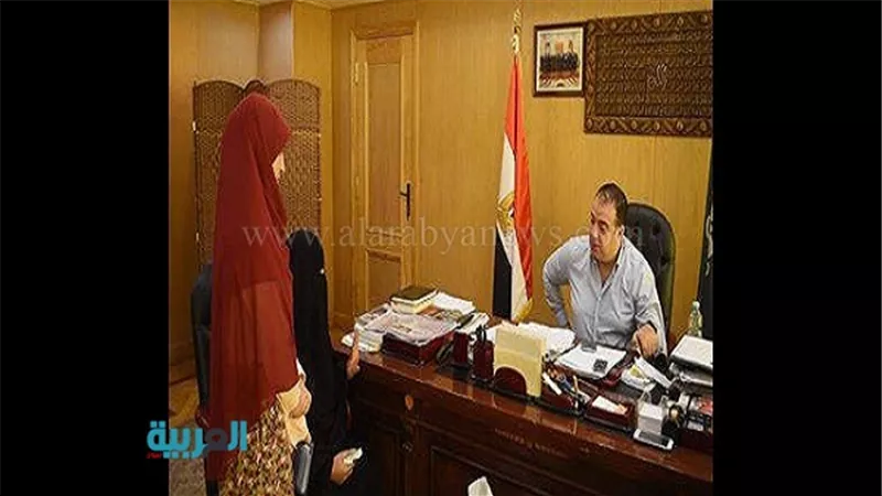 بالصور.. محافظ الفيوم يستقبل والدة الشهيد مجند عبد الرحمن شعبان