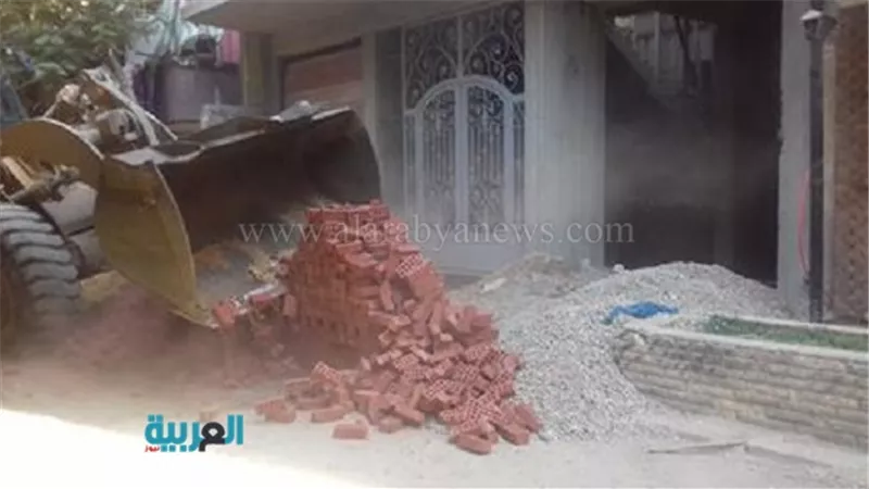 بالصور.. إيقاف أعمال بناء مخالفة بعين شمس 