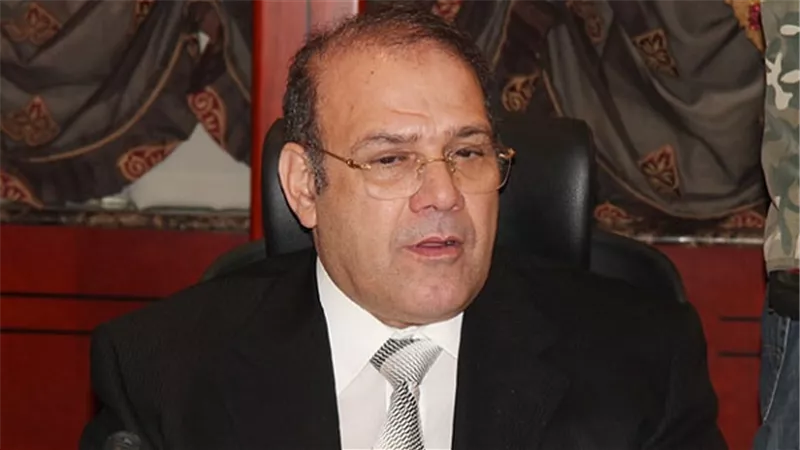 بالمستندات.. محاسب يتهم حسن راتب بفصل وتسريح العمال تعسفيًا